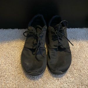 All black nike roshes